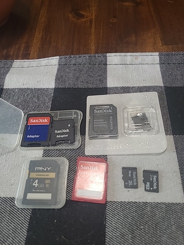 Mix Of 7 SANDISK AND ADAPTER CARDS. 1 ADAPTER NEW ALL OTHERS PREOWNED 1 PNY CARD