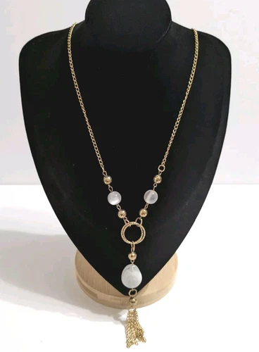 VETEMENTS Collana moda goccia Y tono oro con nappa e perle acriliche bianche marmorizzate. 25"