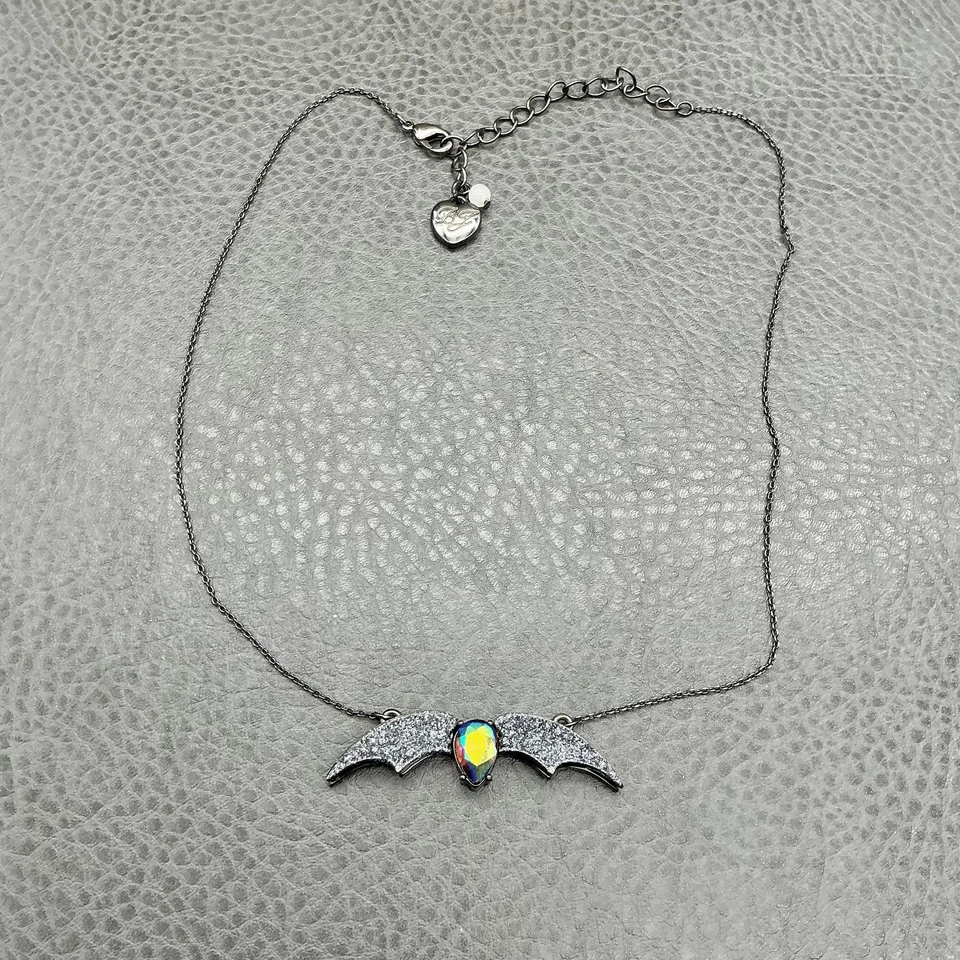 Ожерелье с подвеской в виде летучей мыши Betsey Johnson пушечный металл северное сияние со стразами готическое - Изображение 2 из 4