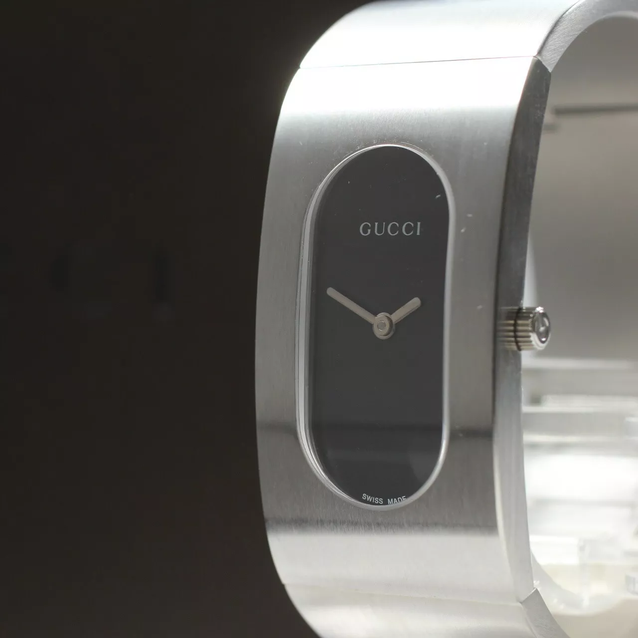 *BOÎTE/PAPIERS PRESQUE COMME NEUFS* Montre pour femme Gucci 2400L cadran noir bracelet argent quartz
