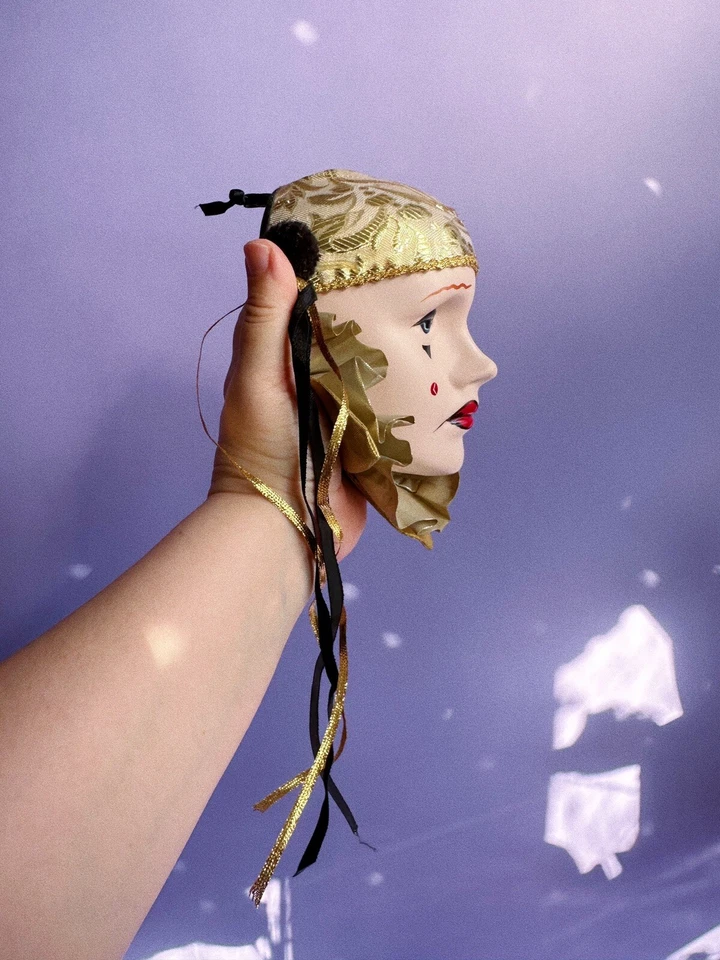 Mascarada de payaso bufón de porcelana vintage años 90 Mardi Gras máscara de estante de pared Foto 4 de 4