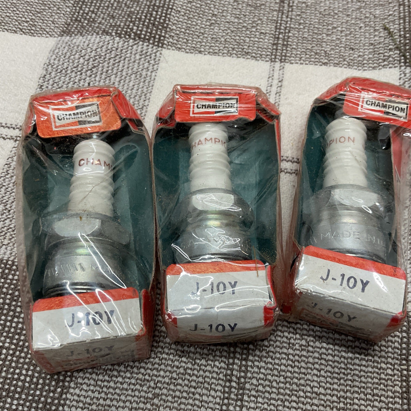 3 New Champion Spark Plugs J10Y