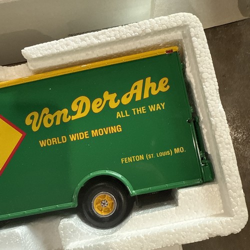 1957 International R-200 Moving Van First Gear Von Der AHE Die-cast 1/34 1994 - Picture 6 of 8