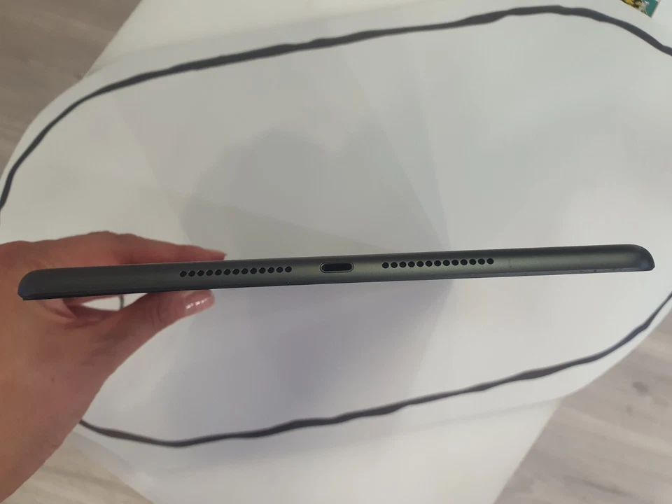 Apple iPad - Grigio A2197 64gb - Angolo Vetro Rotto, Funzionante Al 100% - Immagine 4 di 4