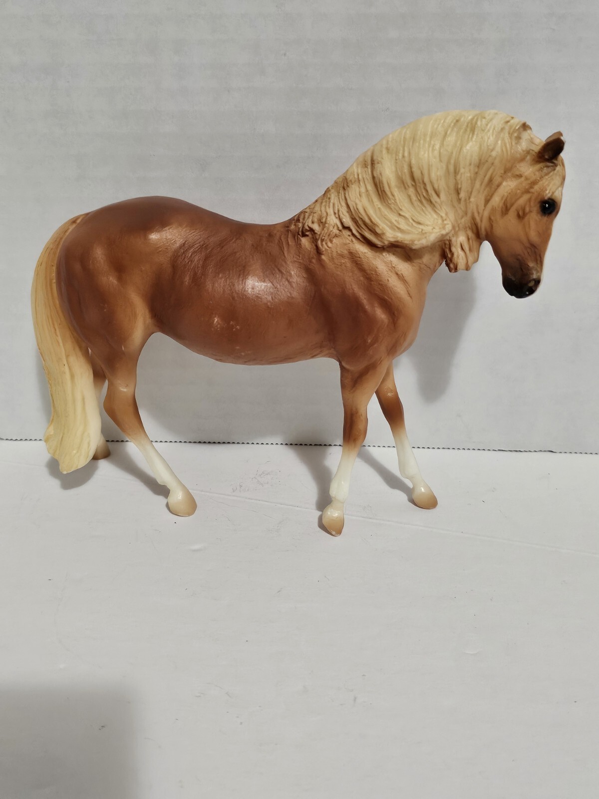 Breyer Golden Chestnut Palomino #657 Lusitano melena ligera de caballo 9"" x 6"" T