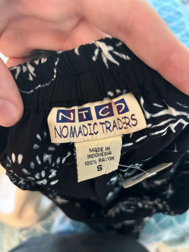 Pantalones de rayón Nomadic Traders para mujer negros blancos con estampado floral talla pequeña Foto 4 de 4
