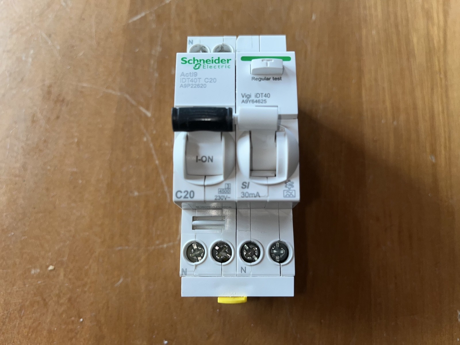 Disjoncteur différentiel 20A Schneider A9P22620 type SI 30mA - 2