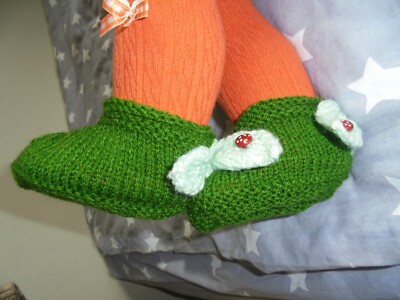 Baby Schuhe Schühchen Peter Pan Socken handgestrickt grün 6 bis 12 Monate Neu!