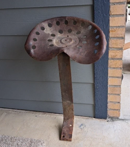 Bandeja de asiento de tractor vintage con soporte de montaje incluido. Foto 2 de 4