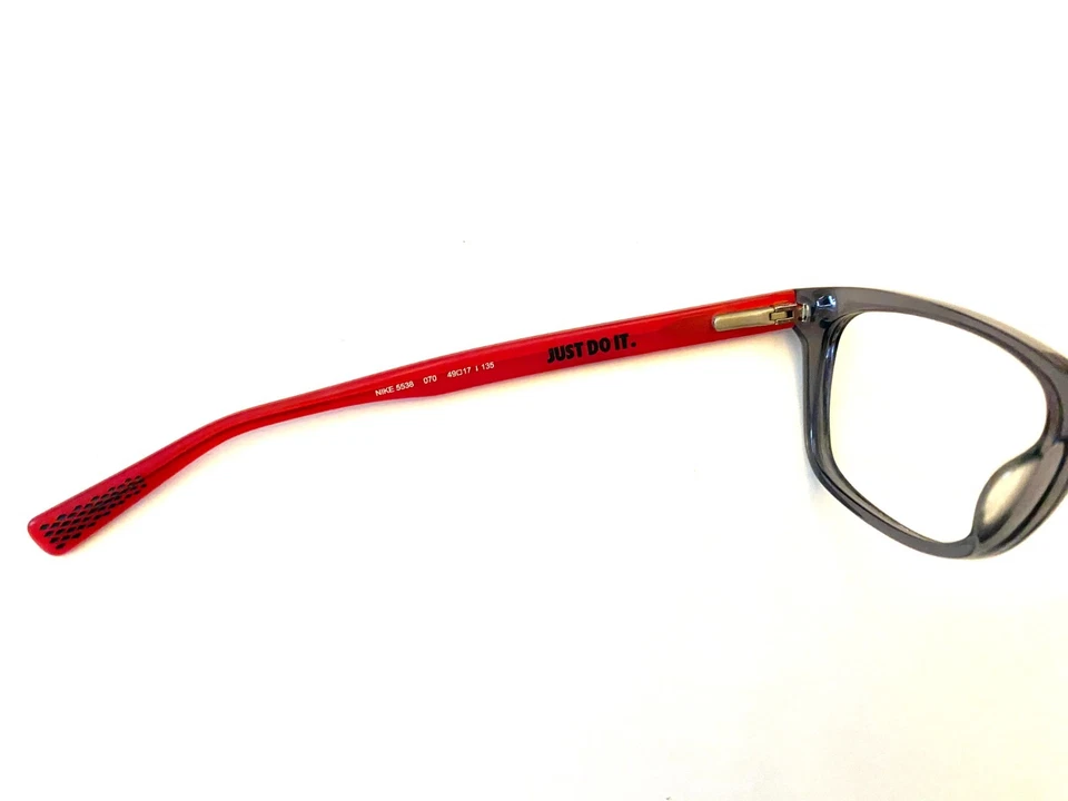 Óculos Nike 5538 070 cinza 49-17-135 - Imagem 3 de 3