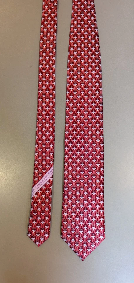 Corbata de seda Ermenegildo Zegna rojo satinado brillante con patrón floral rosa y dorado Foto 2 de 4