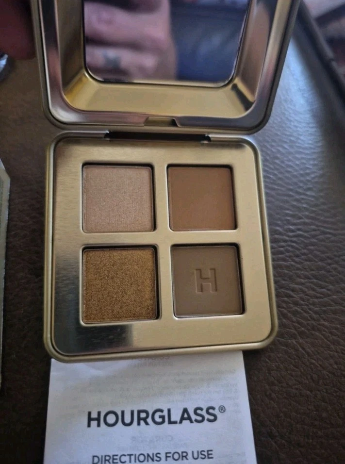 PALETA DE SOMBRAS DE OJOS HOURGLASS CURATOR FUTURISTA Foto 3 de 4