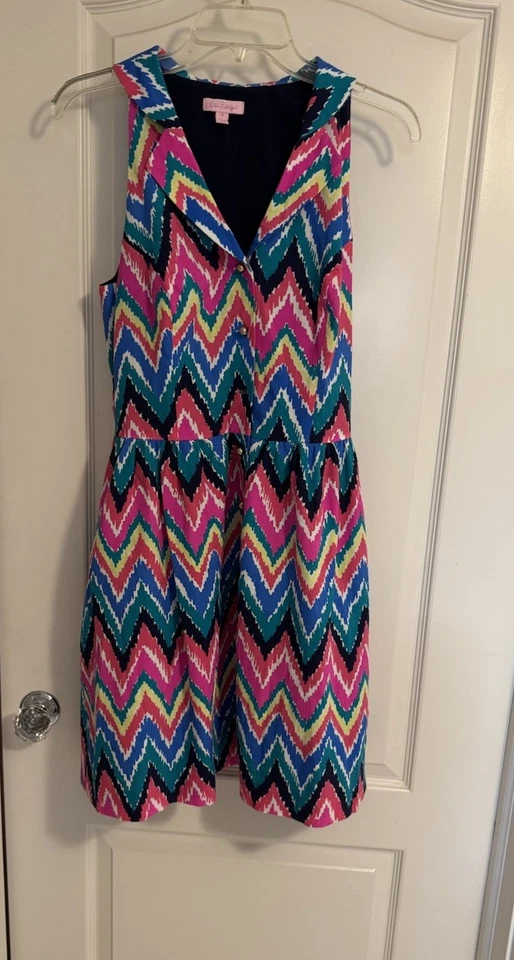 Vestido De Colección LillyPulitzer Talla 6 Chevron Chal Cuello Cintura Camisa Forrado Botón Coser Foto 3 de 4