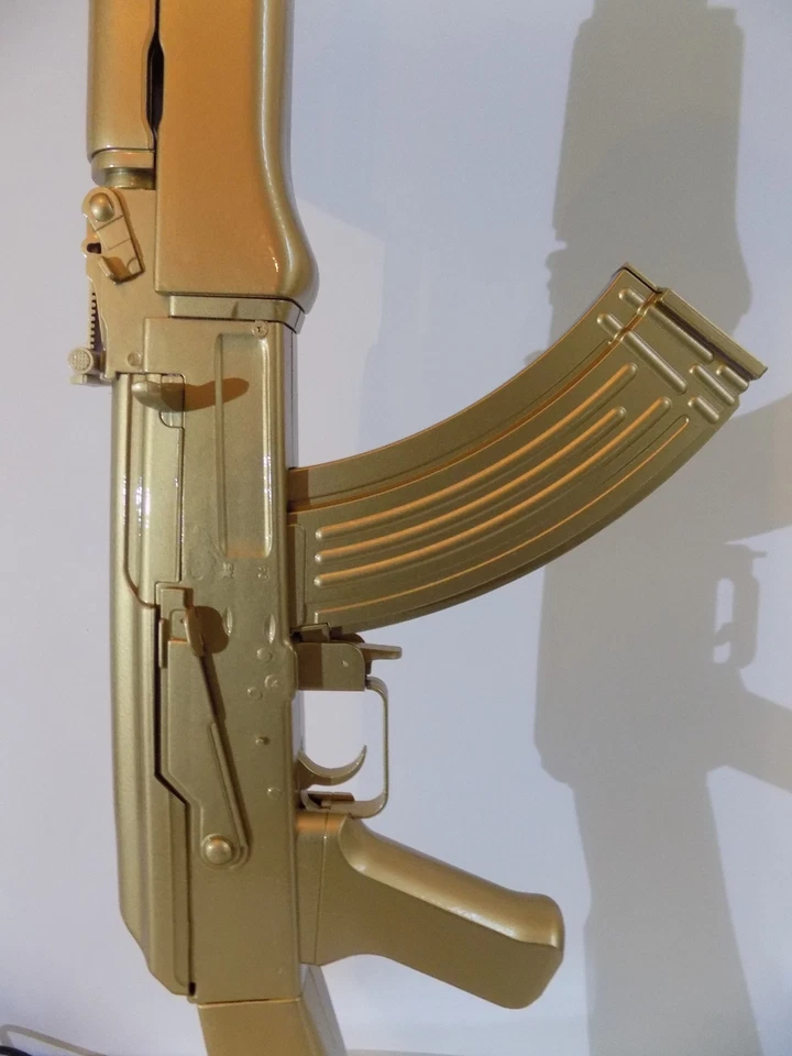 LAMPE DESIGN AK47 KALASHNIKOV OR (chevet bureau table salon lamp kalash ak gun ) - Photo 3/4