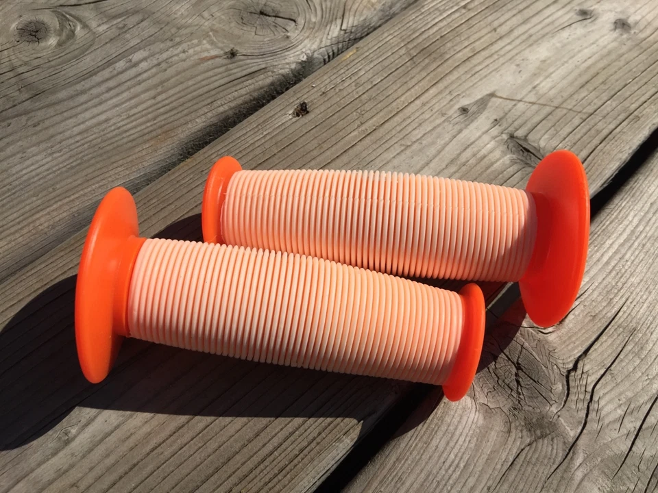 OLD SCHOOL BMX MUSHROOM GRIPS WAFFLE FEELERS NOS VINTAGE BIKE BICYCLE GRIPS NOS - Image 2 of 3