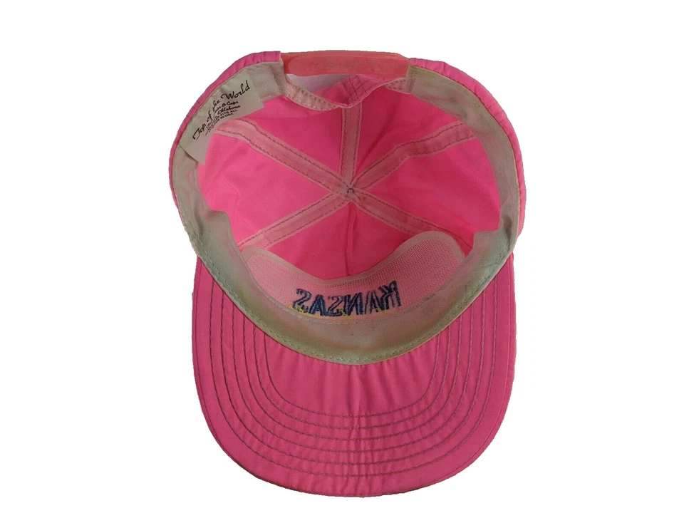 Sombrero de Colección Kansas Jayhawks SnapBack Top Of The World KU Logo Grande Rosa Retro Foto 4 de 4