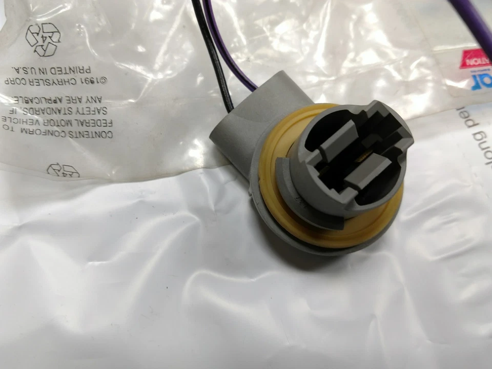 NUEVO enchufe de luz Mopar 04636362 OEM de fábrica para láser de sombra LEBARON DYNASTY Foto 4 de 4