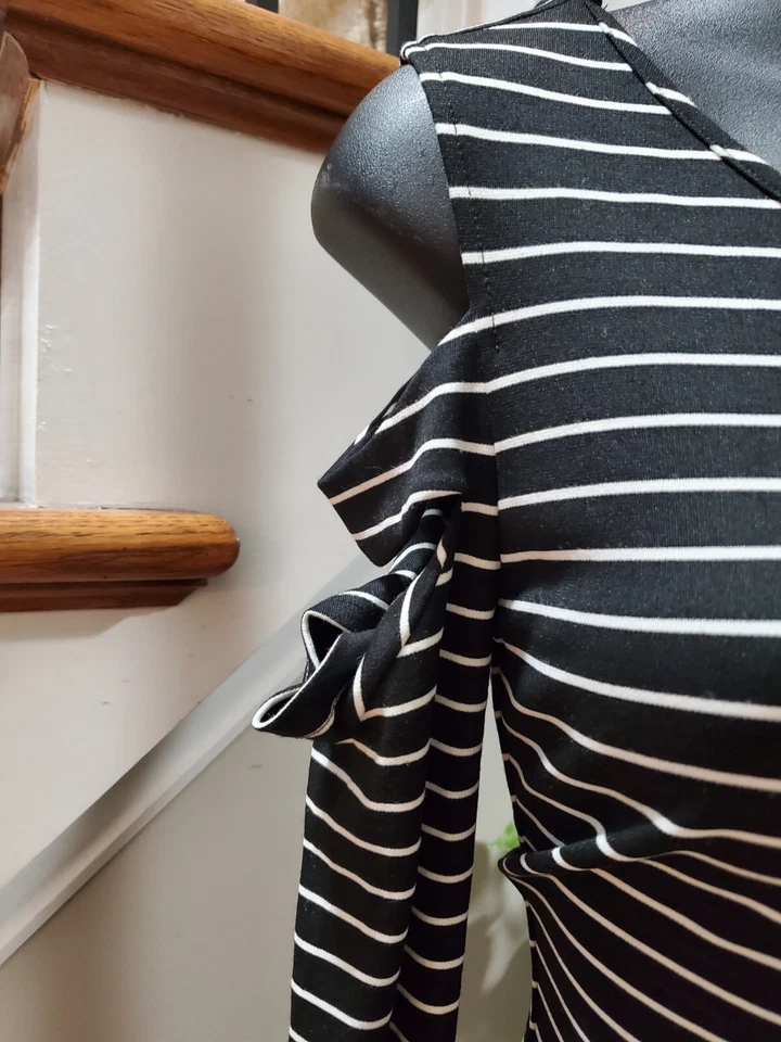 Vestido rasgado por Ronny Kobo fora do ombro listrado preto manga recortada comprimento do joelho XS - Imagem 3 de 4