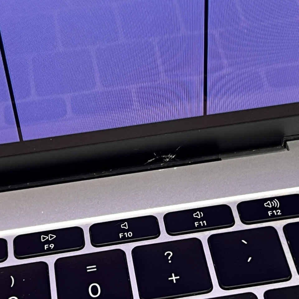 MacBook Pro (13-inch, 2018 Two Thunderbolt 3 ports) 2.3 Ghz i5 256GB 8GB RAM - Image 3 of 4