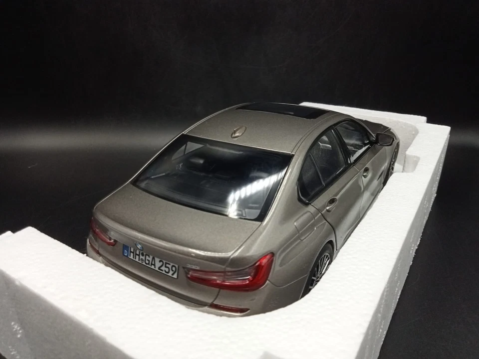 BMW 330i 2019 1/18 Norev - Immagine 3 di 4