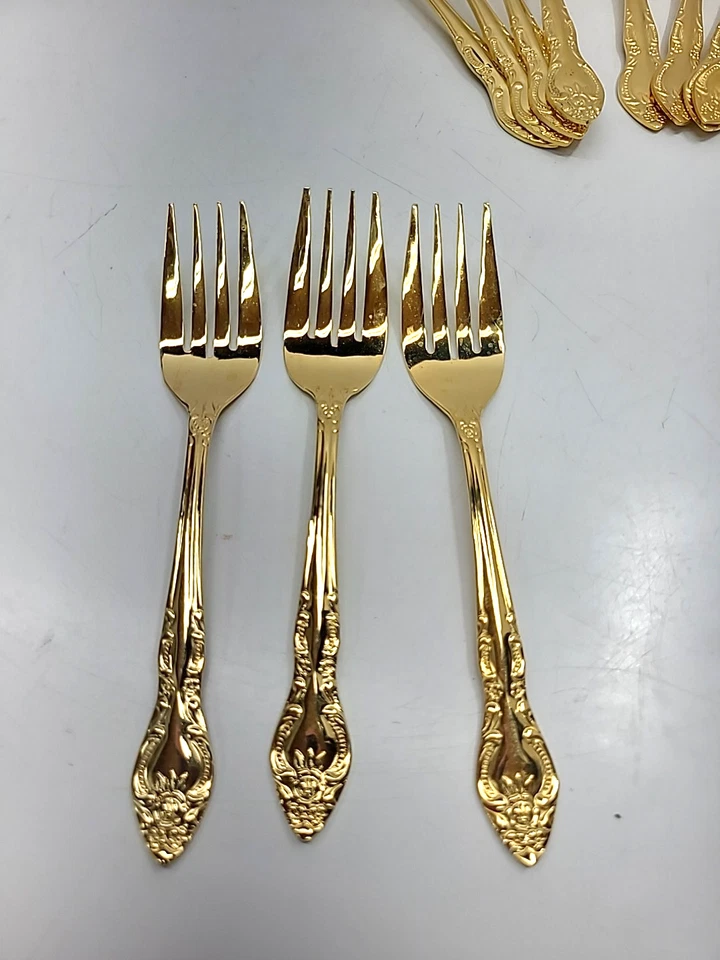 Ropa plana de acero inoxidable chapada en oro Rogers Co. 19 piezas (falta 1 tenedor para ensalada) Foto 2 de 4
