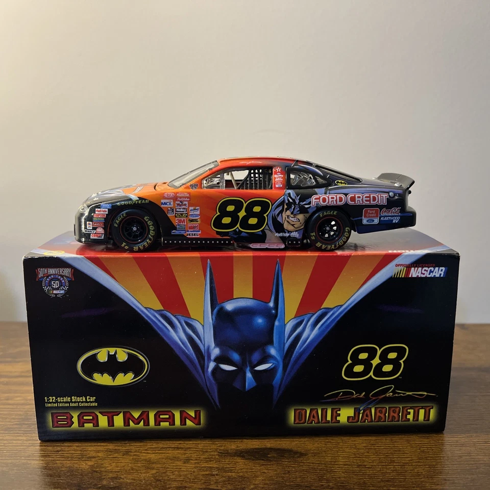 🔥 Paquete Batman Dale Jarrett 1998 - Coche 1:32 y casco 1/3 acción DC Foto 2 de 4