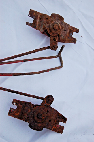 JENSEN HEALEY - A pair of Door lock actuator arms - AS SHOWN - Good condition - - Picture 5 of 5