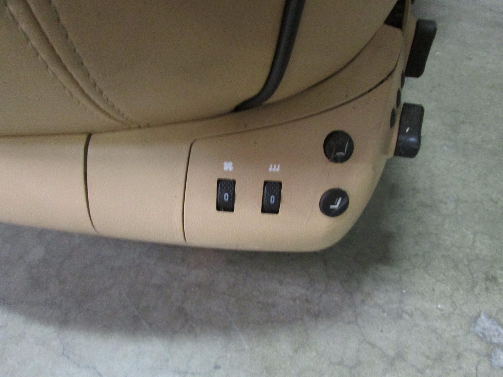Maserati Quattroporte, LH, Left Front Seat, w/ Table, Beige, Used