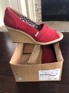 toms classic wedge pump