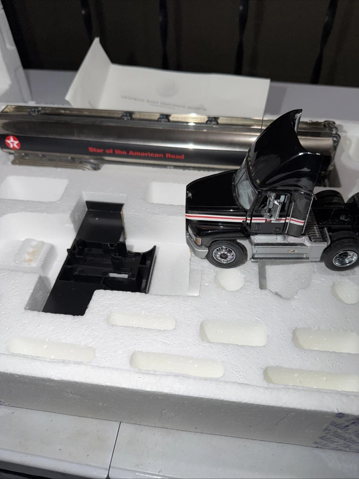 Franklin Mint ~ 1996 Texaco Tanker ~ 1:43 Mack Tractor & Trailer - Image 2 of 4