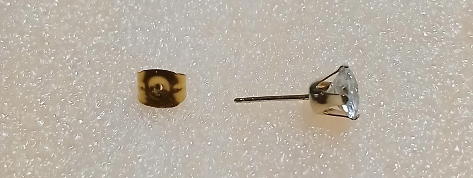 Pendiente único de oro amarillo de 14K Foto 4 de 4