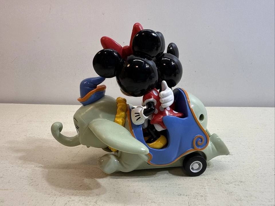 Paseo en Dumbo de los Parques Disney con vehículo retrocededor de Mickey Minnie Mouse Foto 2 de 3