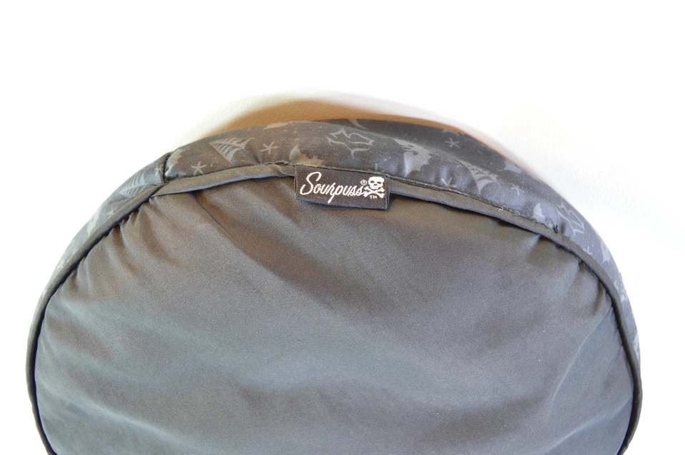 Almohada decorativa Sourpuss Owl redonda 13 pulgadas espeluznante gótico Psychobilly Rockabilly Foto 3 de 4