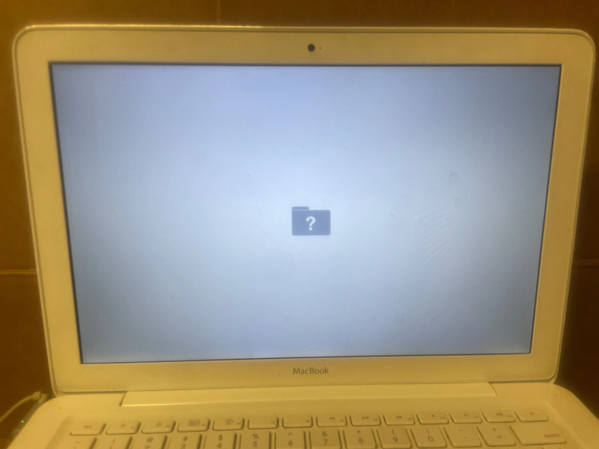 LOT (4) Apple MacBook Unibody 13 LOT (4) Apple MacBook Unibody 13