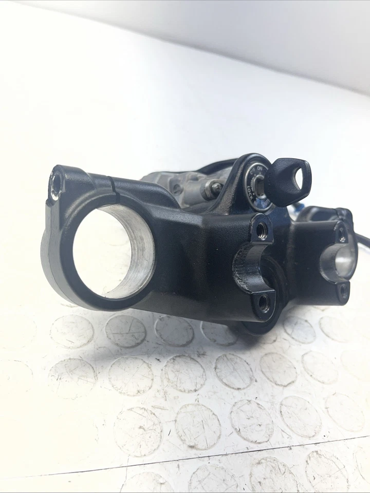 Suzuki SFV650 2009-2015 Gladius superior negro triple abrazadera árbol fabricante de equipos originales con llave Foto 4 de 4