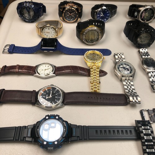 Approx 24 Assorted Mens Watches Untested Vintage New Parts Repair Good - Picture 7 of 10