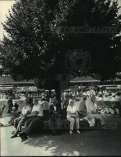 1986 Press Photo Seniors Shaded Under a Tree at the Wisconsin State Fair