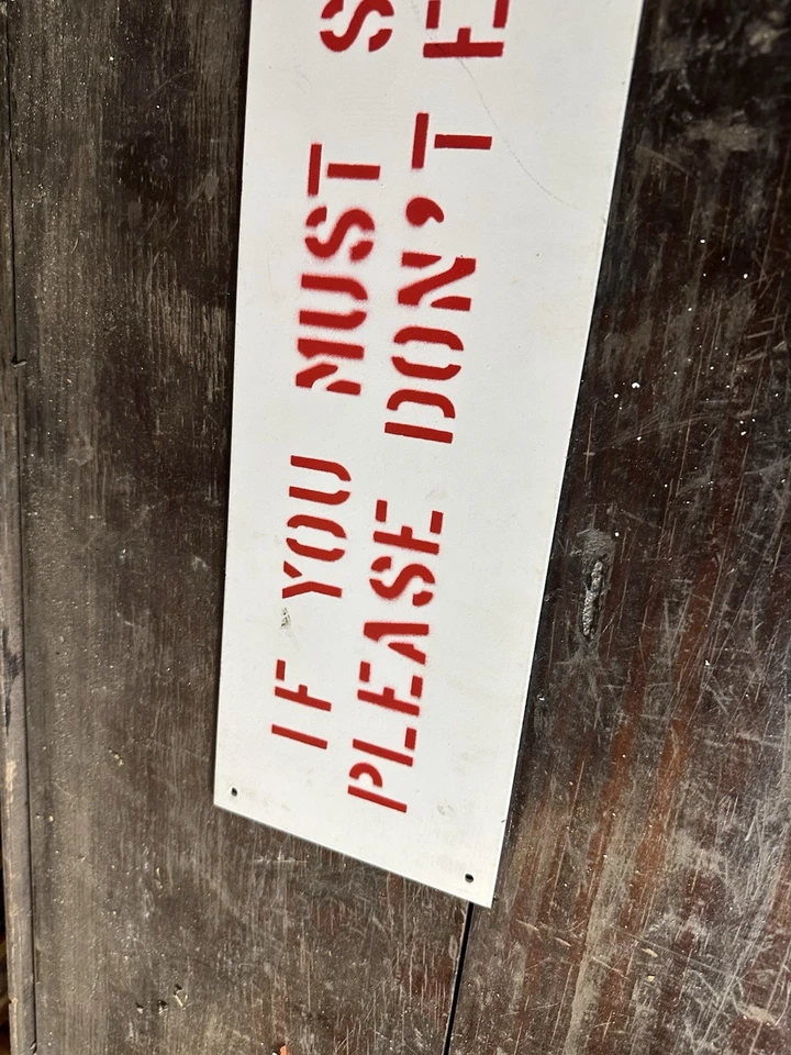 Letrero de no fumar de la década de 1960 casa de campo publicidad bar comedia fábrica arte popular Foto 2 de 4