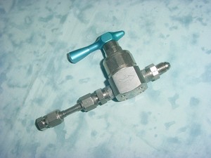VERIFLO 944L 3500 PSI STAINLESS STEEL PRESSURE REGULATOR WITH AN FITTINGS