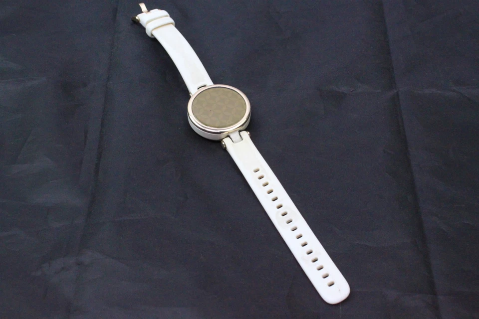 Reloj inteligente Garmin Lily 35 mm edición deportiva dorado crema y blanco Bluetooth Foto 3 de 4