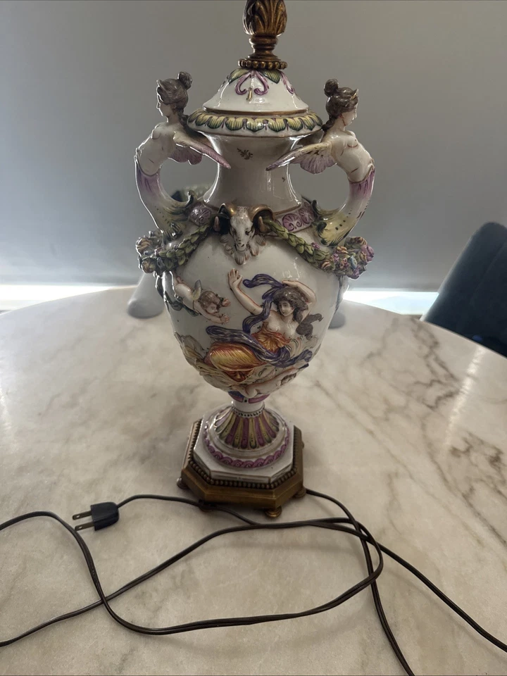 Antiguo soporte de latón, lámpara figurativa de porcelana querubines Capodimonte Italia Foto 3 de 4