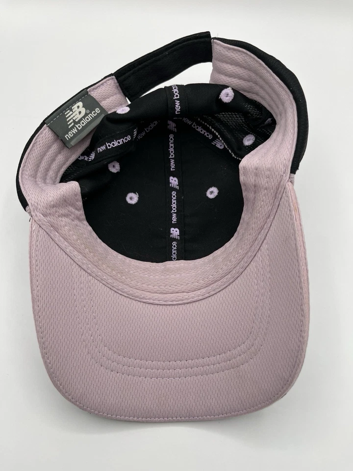 Gorra de running New Balance ajustable para mujer negra y rosa Foto 4 de 4