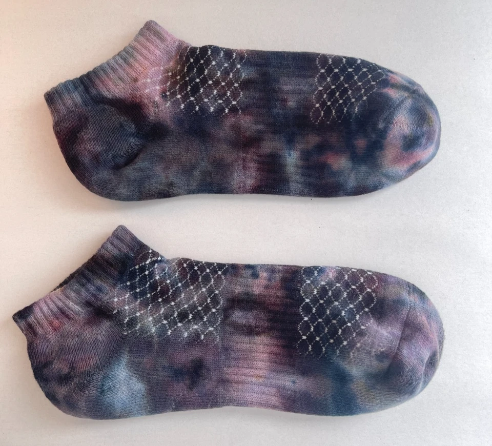 Paquete de calcetines tie dye hechos a mano, colorido juego de 2 calcetines tobilleros para teñir hielo, talla 6-12 Foto 4 de 4