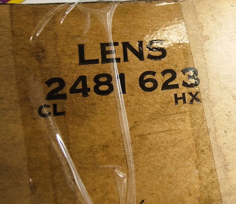 Luz trasera izquierda del lado del conductor Plymouth Savoy Belvedere 1964 lente roja 2481623 nuevo en stock Foto 3 de 4