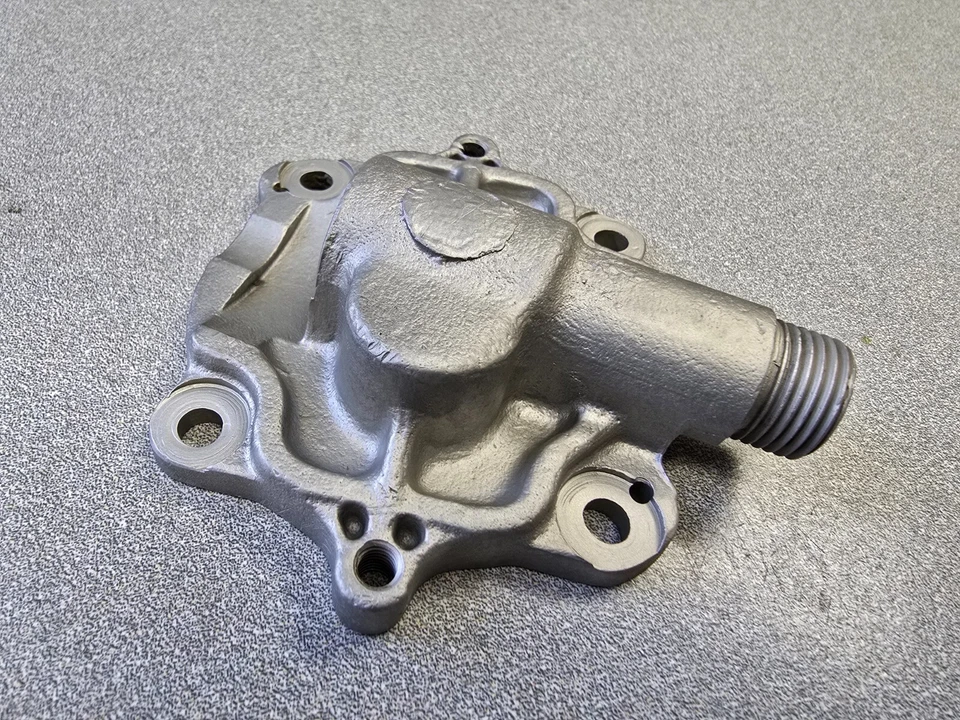 MUY BONITA CUBIERTA DE BOMBA DE ACEITE ORIGINAL USADA PORSCHE 356A PARA TACH DRIVE NLA Foto 3 de 4