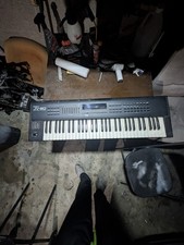 Roland JV-80 61-Key Synthesizer Keyboard w/ S...