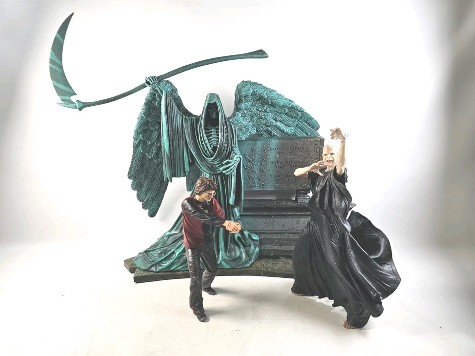 NECA Harry Potter Vs. Lord Voldemort Cementerio Duelo Acertijo Familia Tumba Diorama Foto 3 de 4