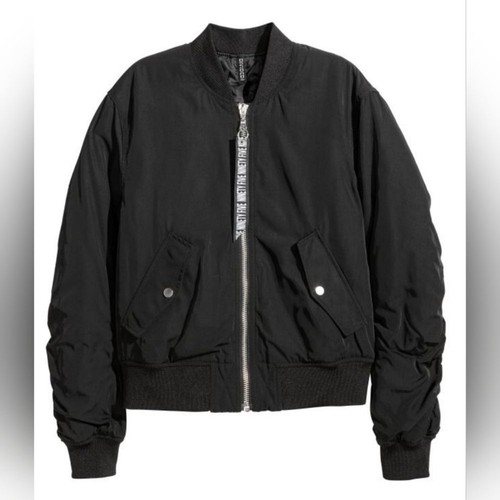 H&M Divided schwarze wattierte Bomberjacke Größe 6 Ninety Five Reißverschluss Pattentaschen