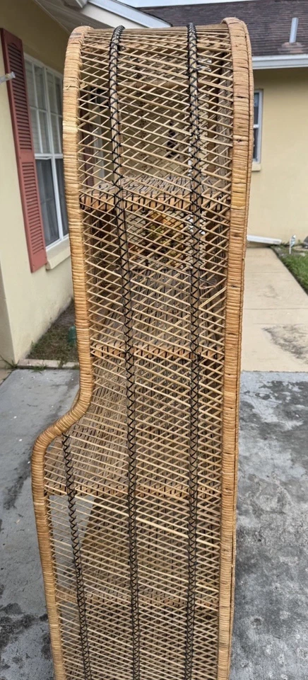 Unidad de pared vintage de 2 puertas de ratán de mimbre bohemio de mediados de siglo Sunburst Foto 4 de 4