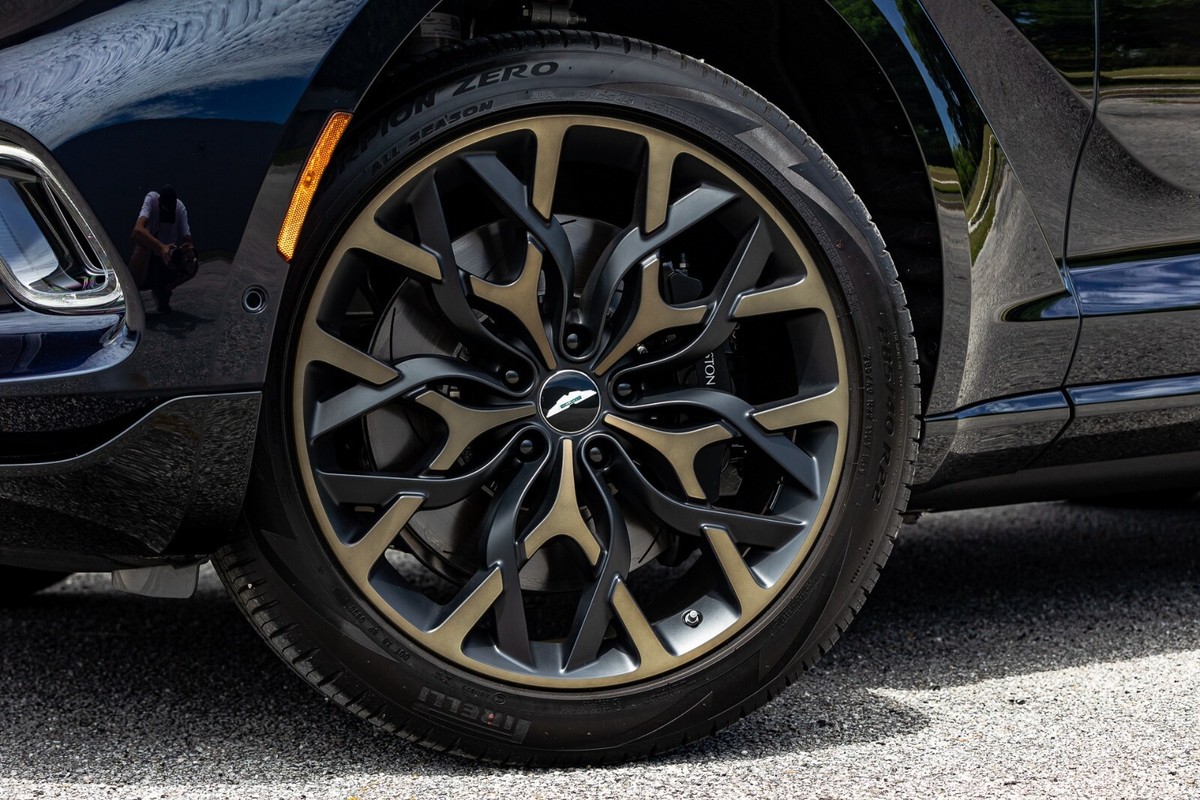 Aston Martin DBX 22